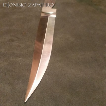 Dagger-style blade front view