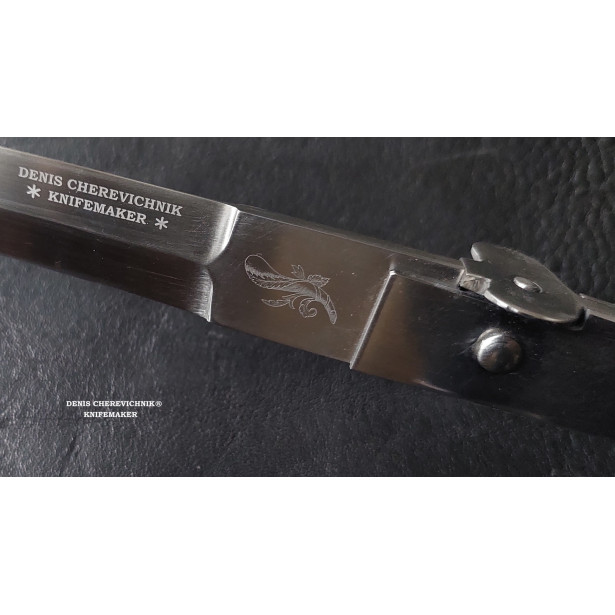 Neapolitan Sfarziglia or sfarsiglia knife of Camorra Neapolitan Sfarziglia or sfarsiglia knife of Camorra